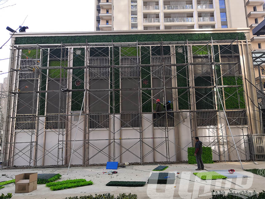 建筑外墻仿真植物墻施工中